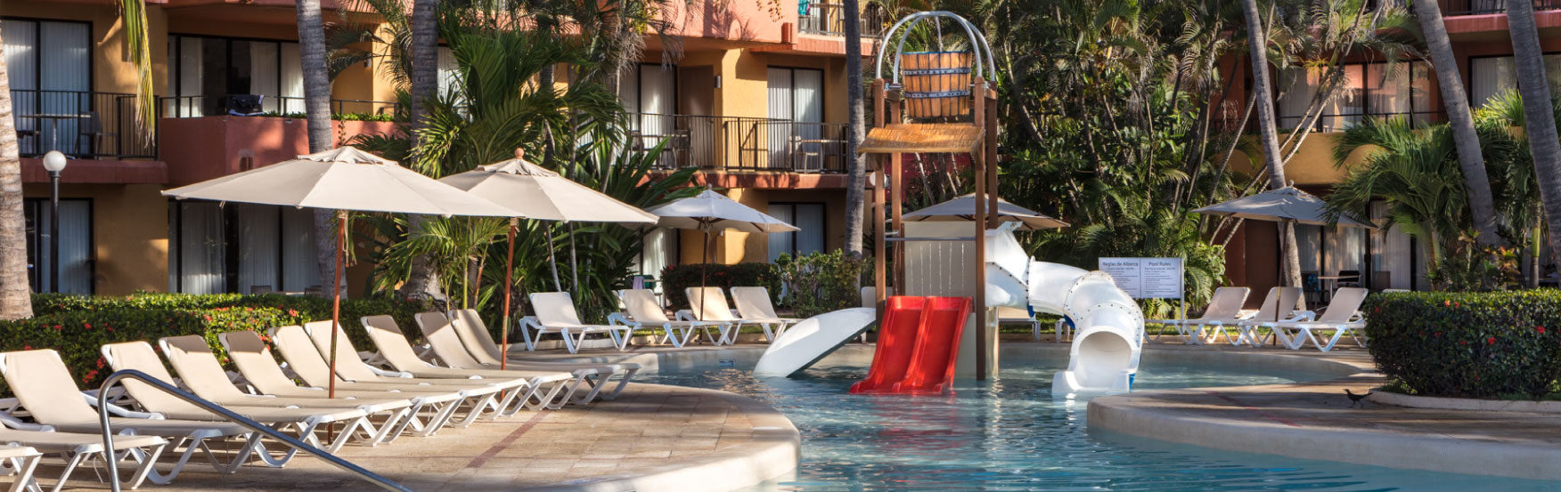 Viva un divertido día de alberca en hotel con paquete todo incluido Ixtapa