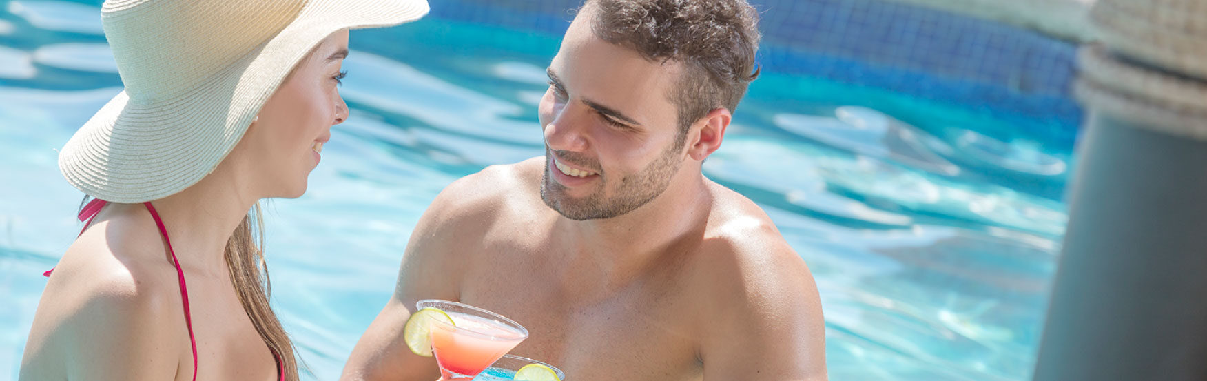 Disfrute del pool bar en Ixtapa con paquetes todo incluido
