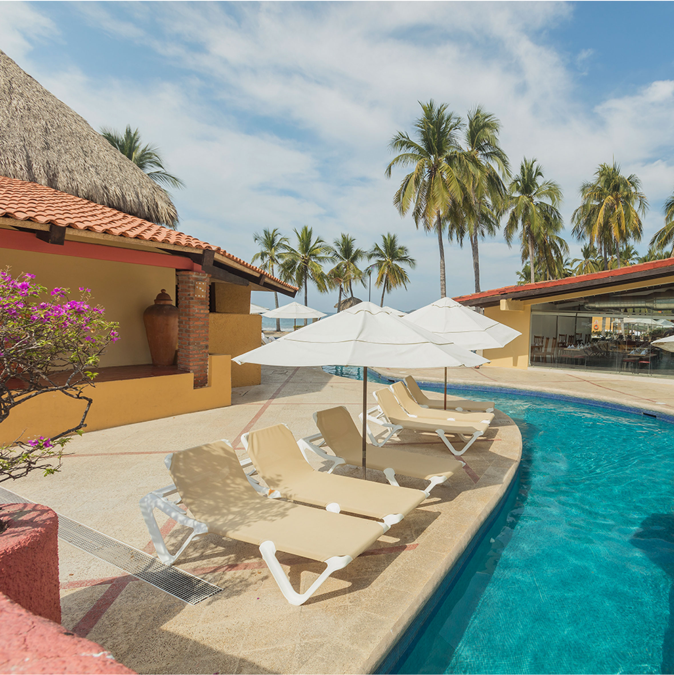 Sala de juntas con alberca en Holiday Inn Resort Ixtapa