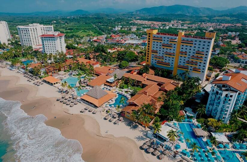 playas-ixtapa-gatas-ropa-palmar-min